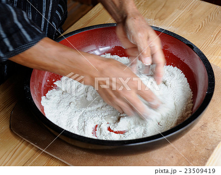 蕎麦打ち3（水を加え混ぜる） 23509419