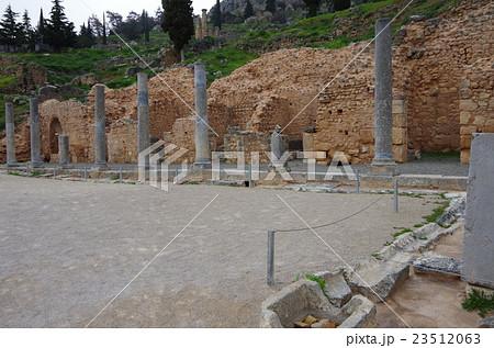デルフィ　アポロンの聖域スパルタ人の記念館 23512063