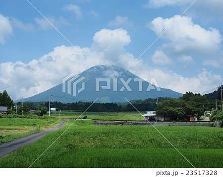 西方より望む夏の大山 23517328