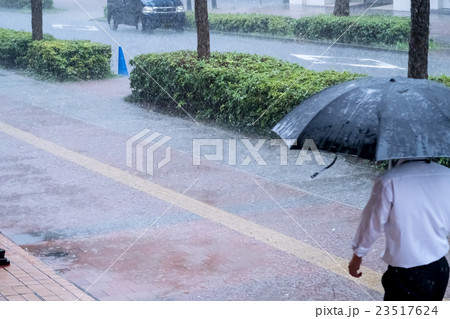 ゲリラ豪雨　大雨　天災　異常気象　豪雨　初夏　集中豪雨 23517624