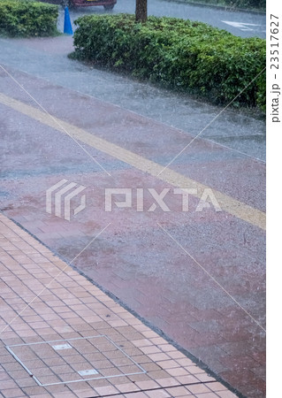 ゲリラ豪雨　大雨　天災　異常気象　豪雨　初夏　集中豪雨 23517627