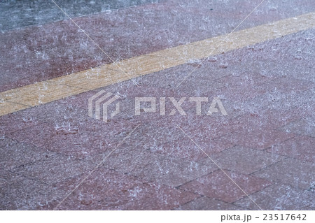 ゲリラ豪雨　大雨　天災　異常気象　豪雨　初夏　集中豪雨 23517642