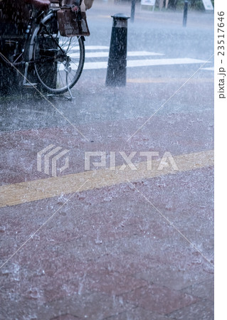 ゲリラ豪雨　大雨　天災　異常気象　豪雨　初夏　集中豪雨 23517646