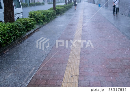 ゲリラ豪雨　大雨　天災　異常気象　豪雨　初夏　集中豪雨 23517655