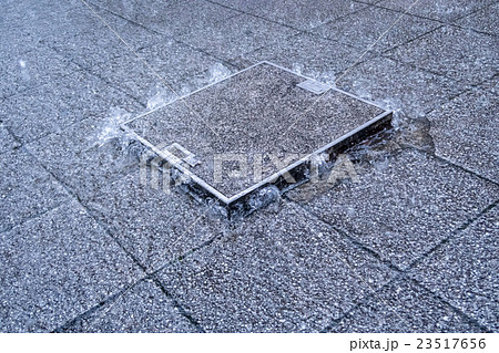 ゲリラ豪雨　大雨　天災　異常気象　豪雨　初夏　集中豪雨 23517656