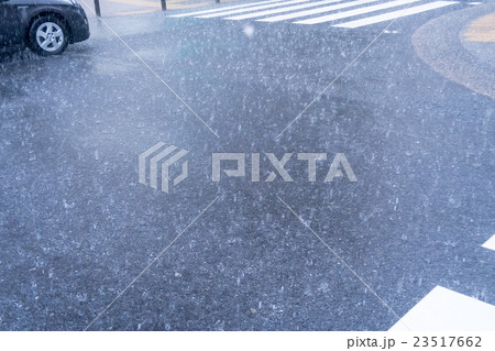 ゲリラ豪雨　大雨　天災　異常気象　豪雨　初夏　集中豪雨 23517662