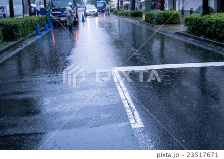 ゲリラ豪雨　大雨　天災　異常気象　豪雨　初夏　集中豪雨 23517671