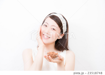 アーモンド　女性 23518748