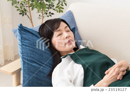 ソファーで横になる主婦 23519127