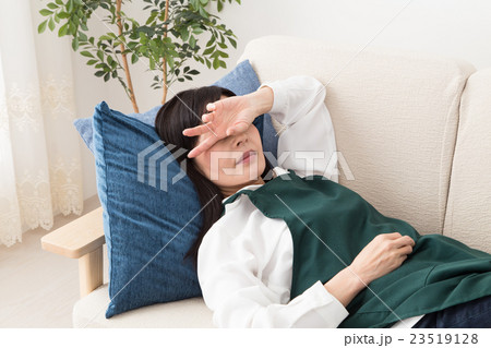 ソファーで横になる主婦 23519128