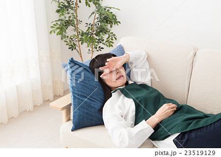 ソファーで横になる主婦 ソファーで横になる主婦 23519129