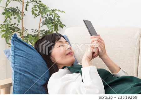 スマートフォンを操作する主婦 23519269