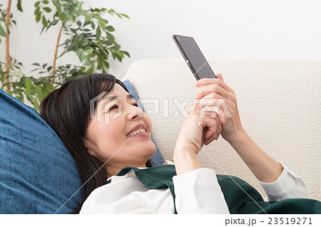 スマートフォンを操作する主婦 23519271