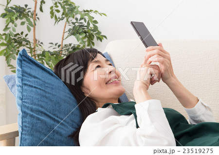 スマートフォンを操作する主婦 23519275