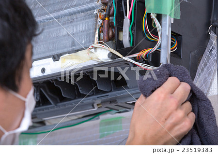 冷房　エアコン　空調　エアコンクリーニング　ハウスクリーニング　汚れたクーラーのフィルター　大掃除　 23519383