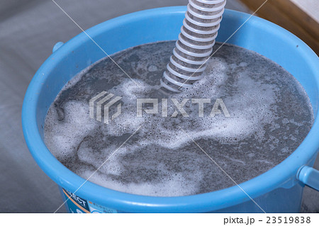 クリーニングのエアコンのフィルターから出た水　エアコン　空調　エアコンクリーニング　大掃除 23519838