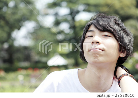 若い男性ポーズ笑顔 若い男性ポーズ笑顔 23520610