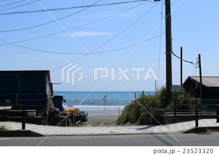 建物の間から見える由比ヶ浜の海 建物の間から見える由比ヶ浜の海 23523320