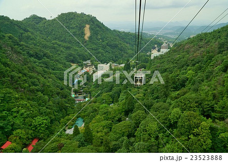 神戸六甲山のロープウエイから見た有馬温泉の風景 23523888