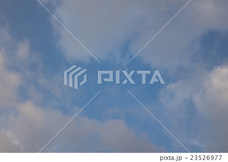 7月中盤の早朝の薄い空と雲　 3:2 23526977