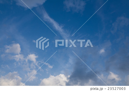 7月中盤の早朝の薄い空と雲　 3:2 23527003