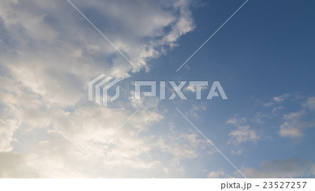 7月中盤の早朝の薄い空と雲  16:9 23527257