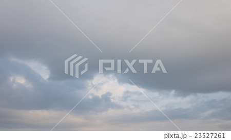 7月中盤の早朝の薄い空と雲  16:9 23527261