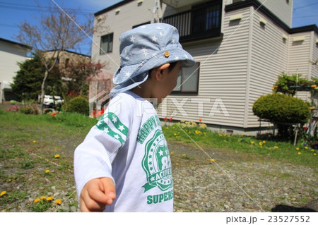 家の庭で遊ぶ2歳の男の子 家の庭で遊ぶ2歳の男の子 23527552