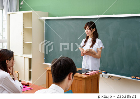 楽しい授業風景 授業をする女性教師と生徒 の写真素材