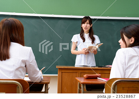 楽しい授業風景 授業をする女性教師と生徒 驚きの写真素材