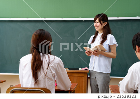 楽しい授業風景 授業をする女性教師と生徒 英語の発音の写真素材