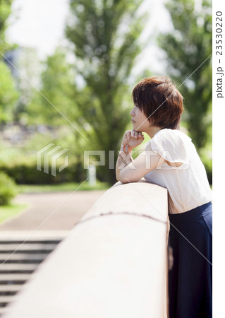 橋の上から見つめる若い女性 23530220