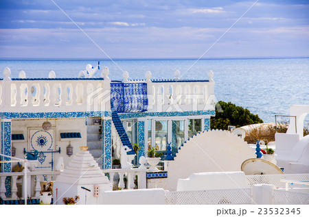 チュニジア　リゾート地ハマメットの海岸 23532345