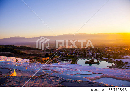 トルコ パムッカレの石灰華段丘 トルコ パムッカレの石灰華段丘 23532348