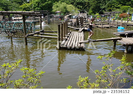水上アスレチックの写真素材 23536152 Pixta