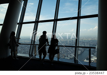 ながめる二人 23536447