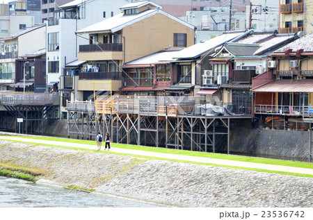 夏の京都　鴨川の風景 23536742