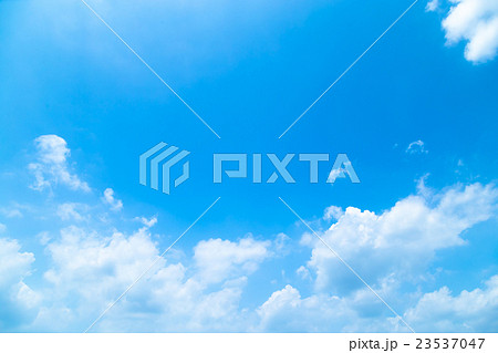 真夏の空　爽やかな空　梅雨明け間際の空　空と雲　青い空　コピースペース　文字スペース 23537047