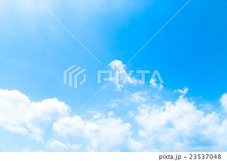 真夏の空　爽やかな空　梅雨明け間際の空　空と雲　青い空　コピースペース　文字スペース 23537048