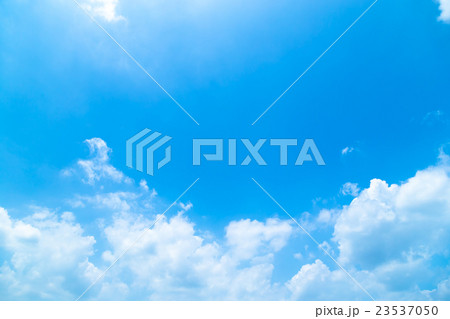 真夏の空　爽やかな空　梅雨明け間際の空　空と雲　青い空　コピースペース　文字スペース 23537050