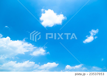 真夏の空　爽やかな空　梅雨明け間際の空　空と雲　青い空　コピースペース　文字スペース 23537053