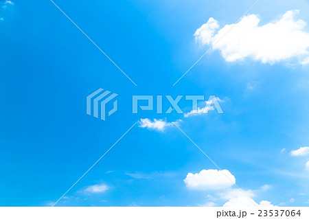真夏の空　爽やかな空　梅雨明け間際の空　空と雲　青い空　コピースペース　文字スペース 23537064