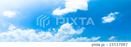 真夏の空　爽やかな空　梅雨明け間際の空　空と雲　青い空　コピースペース　文字スペース 23537067