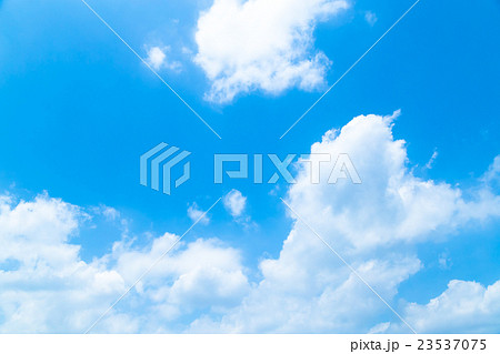 真夏の空　爽やかな空　梅雨明け間際の空　空と雲　青い空　コピースペース　文字スペース 23537075