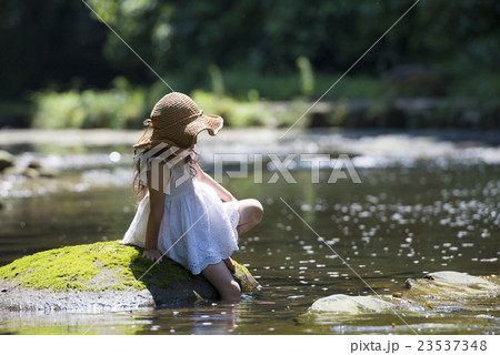 川で遊ぶ女の子 23537348