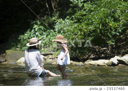 川で遊ぶ親子 23537460