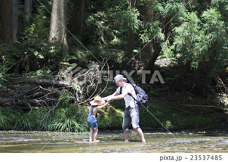 川で遊ぶ親子 23537485