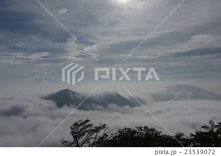 丹沢・蛭ヶ岳からの雲海、北丹沢と富士山 23539072