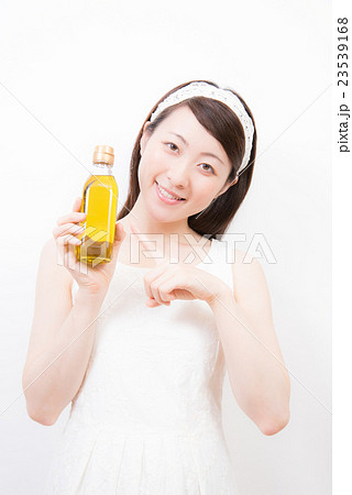 オリーブオイル 女性 オリーブオイル 女性 23539168