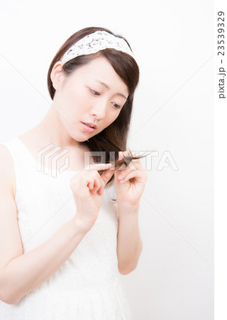 白バック 女性 白バック 女性 23539329